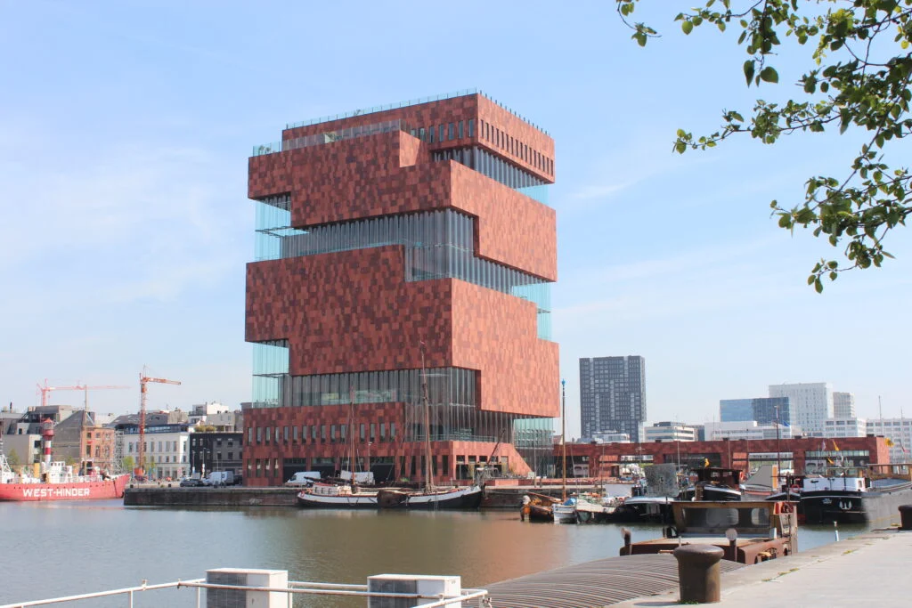 Museum aan de Stroom real photo