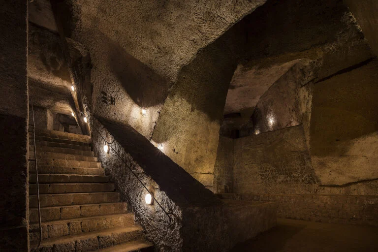 Galleria borbonica - Cistern and stairs (Naples)