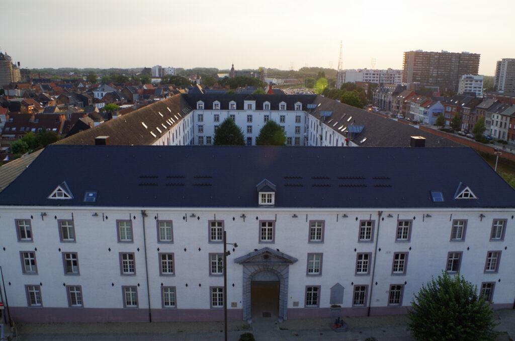 Dossinkazerne foto van op balkon museum