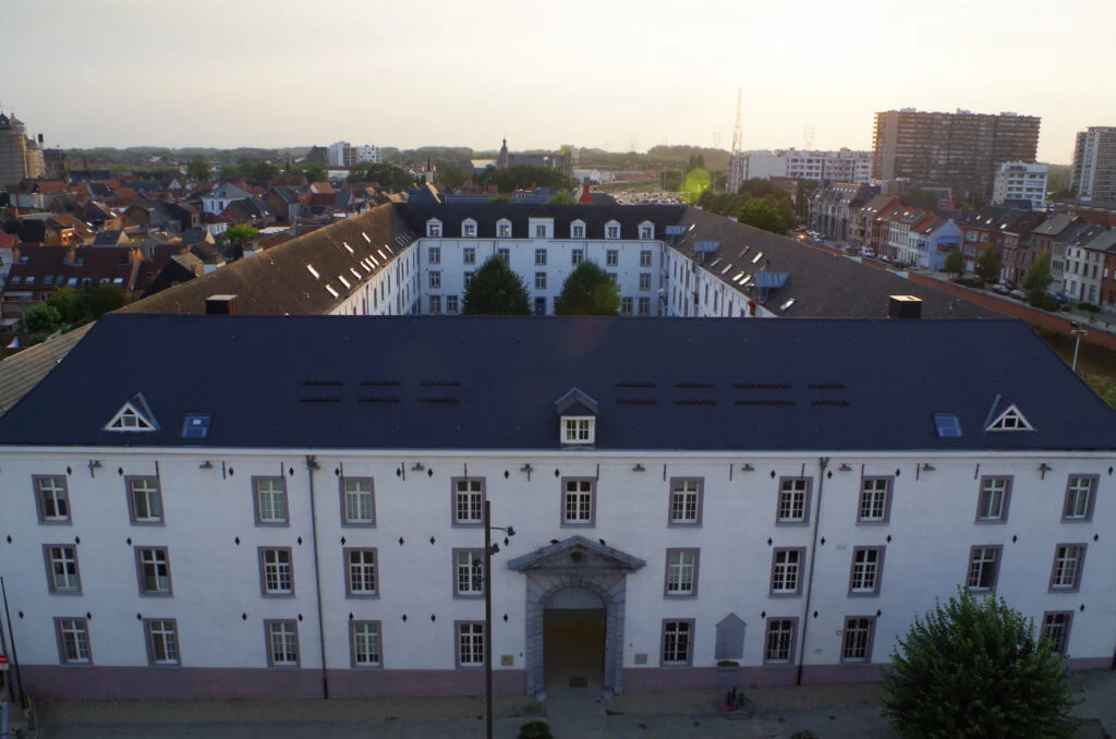 Dossinkazerne foto van op balkon museum