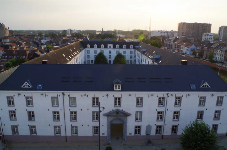 Dossinkazerne foto van op balkon museum
