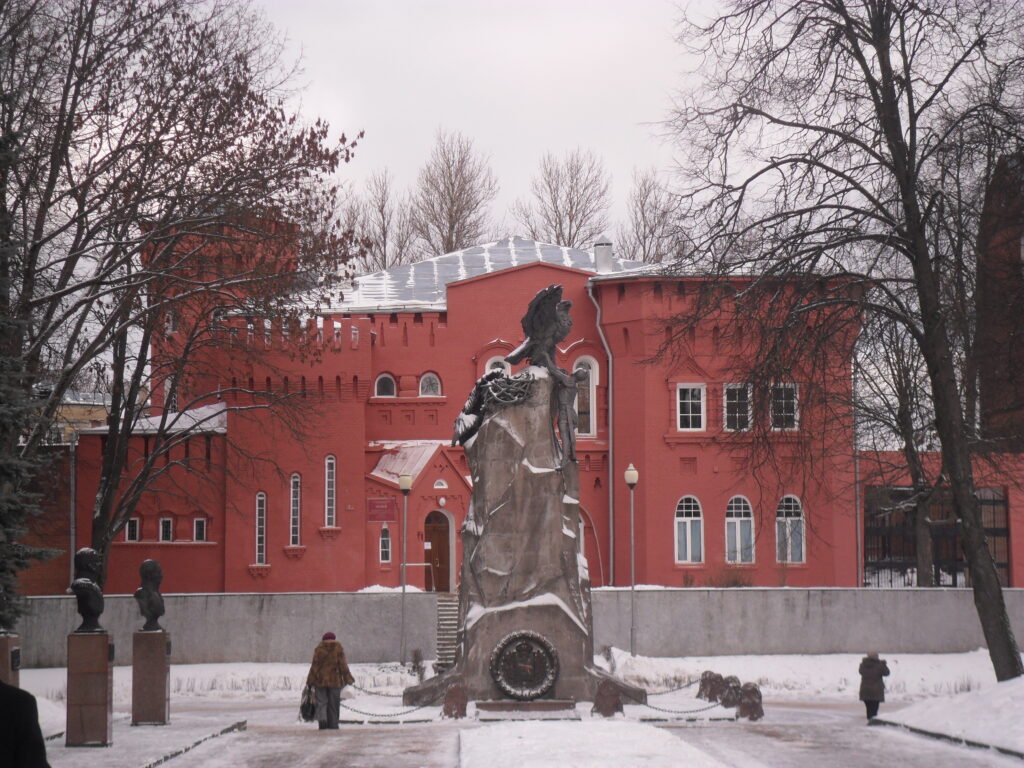 Памятник Героям 1812 года и музей ВОВ