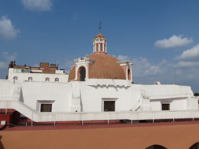 Cúpula del Templo de San Juan de Letrán desde la terraza del Museo Amparo 03