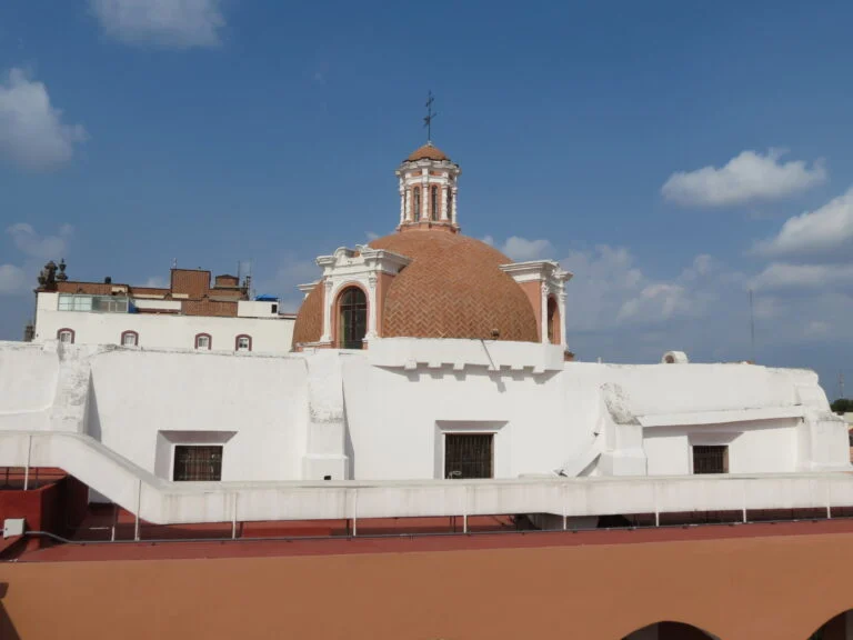 Cúpula del Templo de San Juan de Letrán desde la terraza del Museo Amparo 03