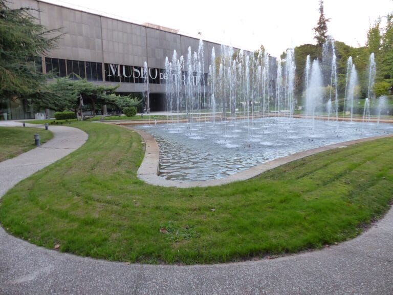 Museo del Traje, fuente frente al museo, Madrid, España, 2015