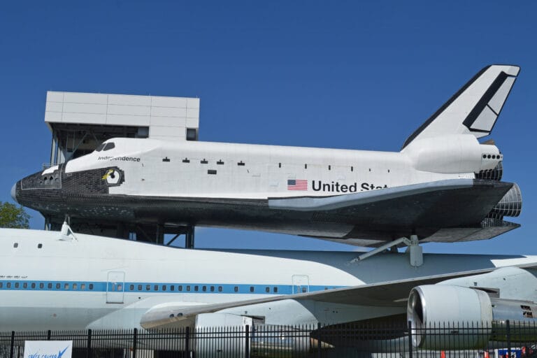 Replica Space Shuttle Orbiter “Independence” (40638280872)