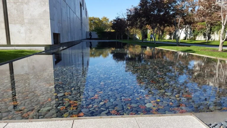 Reflecting pool outside the Barnes Foundation - Philadelphia (by MyWikiBiz)