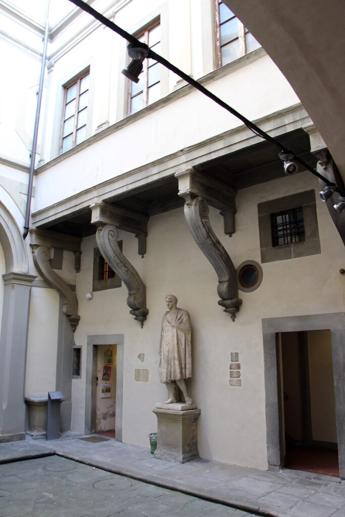 Casa buonarroti, cortile 03