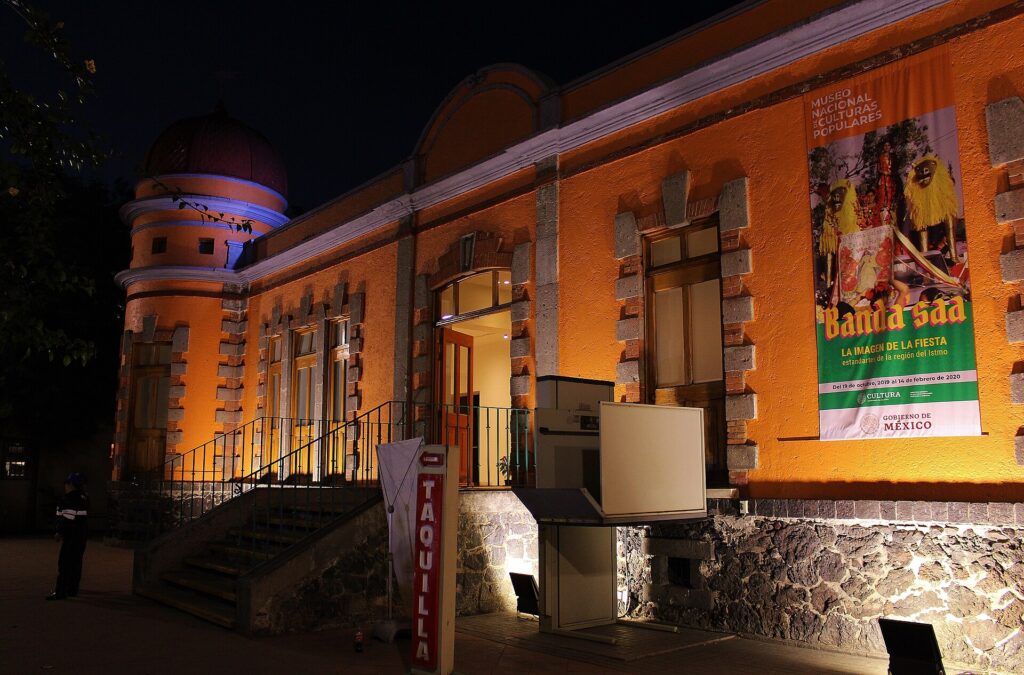 Toma nocturna del Museo Nacional de Culturas Populares